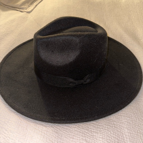 Black Lulus wide brimmed one size fits all hat - Picture 5 of 6